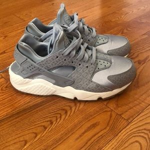 Nike women’s huaraches